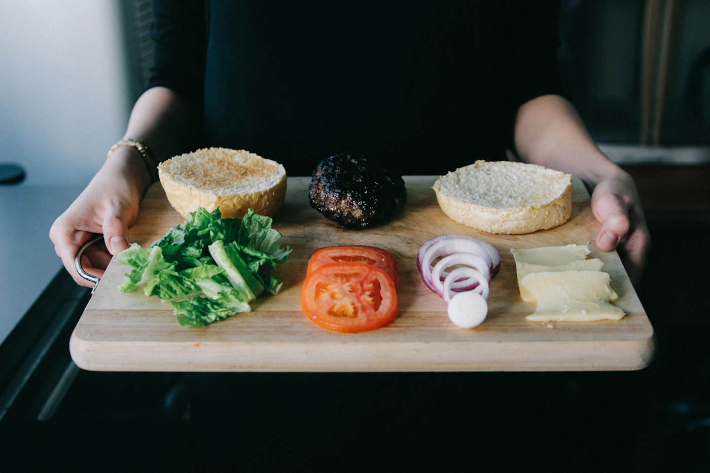 Burger ngon bắt đầu từ thịt, bánh và thứ tự ráp
