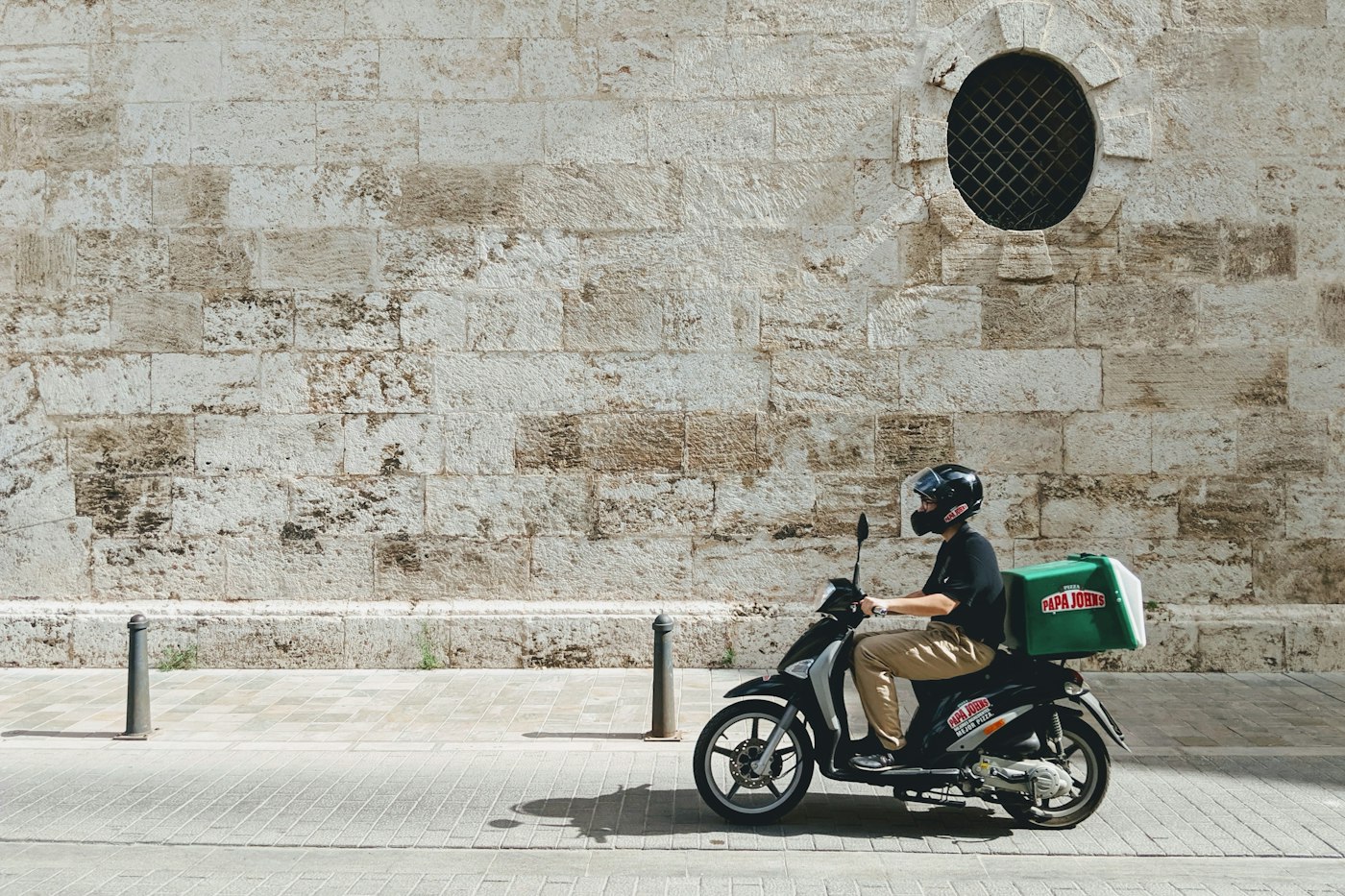 Đồ ăn giao đi xa giữ nóng thế nào: chuyện cái hộp, cái túi và quãng đường