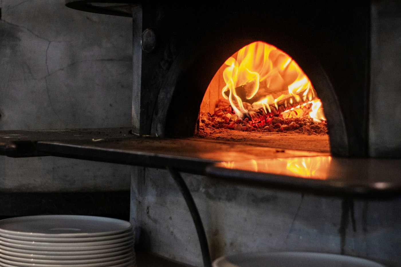 Pizza đế mỏng làm bằng lò đá: ủ bột một đêm và nướng bốn phút